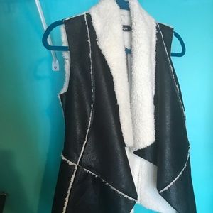 Black w fur sleeveless jacket/gilet